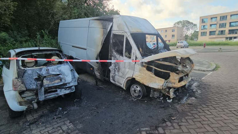 Bestelbus verwoest door brand in Wielwijk, ook auto flink beschadigd