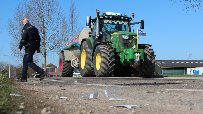 Trekkerrijder (16) rijdt man op scooter aan, slachtoffer zwaargewond