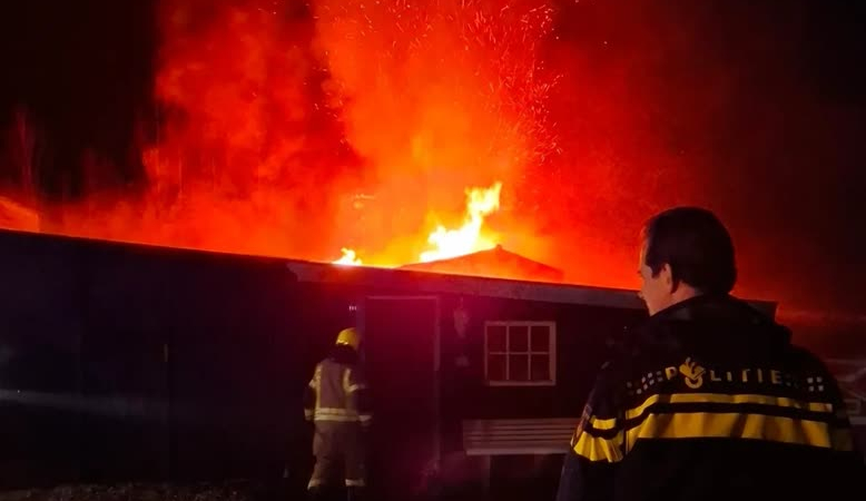 112-nieuws: grote brand op boerderij en automobiliste knalt op politiebus