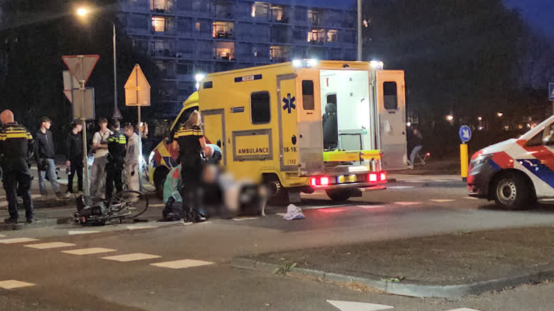 Fietser naar ziekenhuis na aanrijding in Sterrenburg