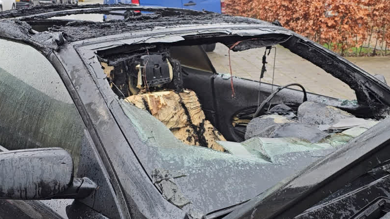 Auto fikt uit in Sterrenburg, interieur naar de knoppen