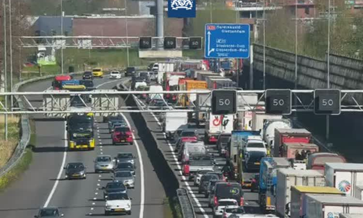 Ongeluk op de A15 zorgt voor lange file
