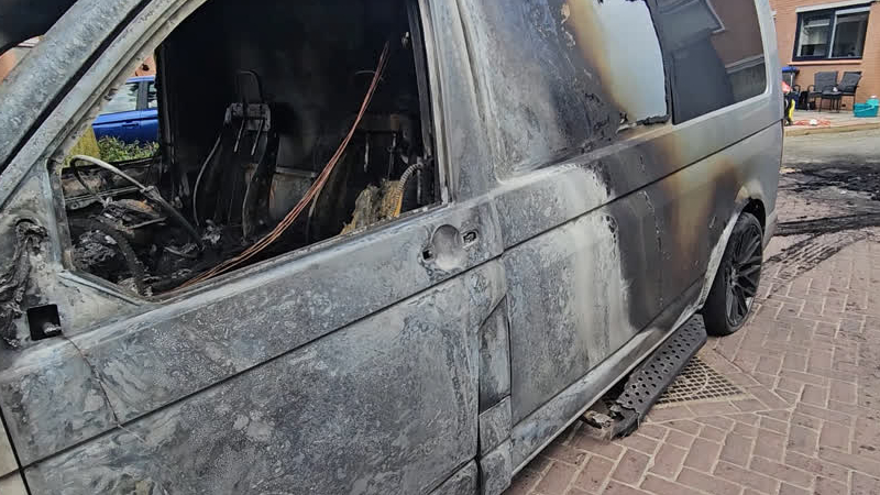 Geparkeerd bestelbusje in Wielwijk verwoest door brand