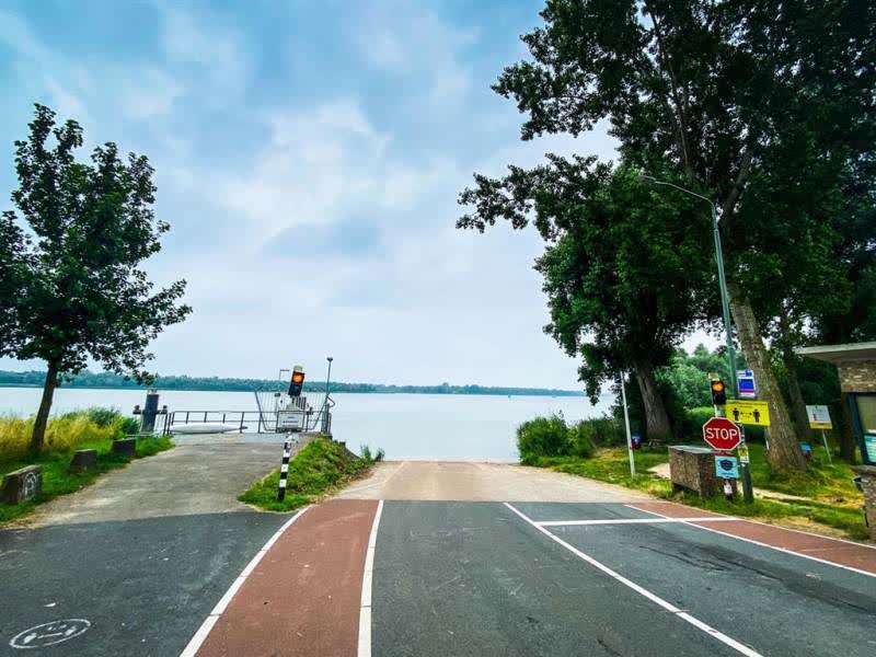Veerpont Kop van 't Land dicht en dat betekent omfietsen Veerpont Kop van 't Land dicht en dat betekent omfietsen