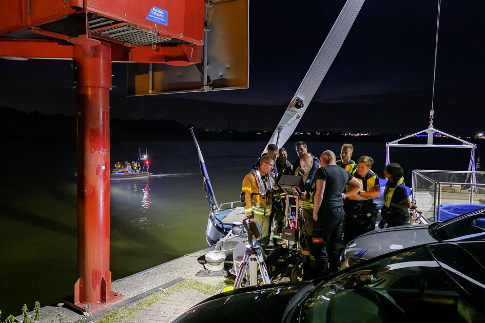 Zoekactie na vondst bandensporen langs water, onderwaterdrone ingezet