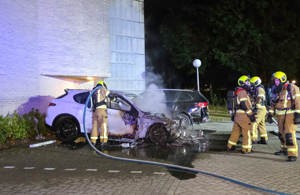 Auto brandt uit bij kerk