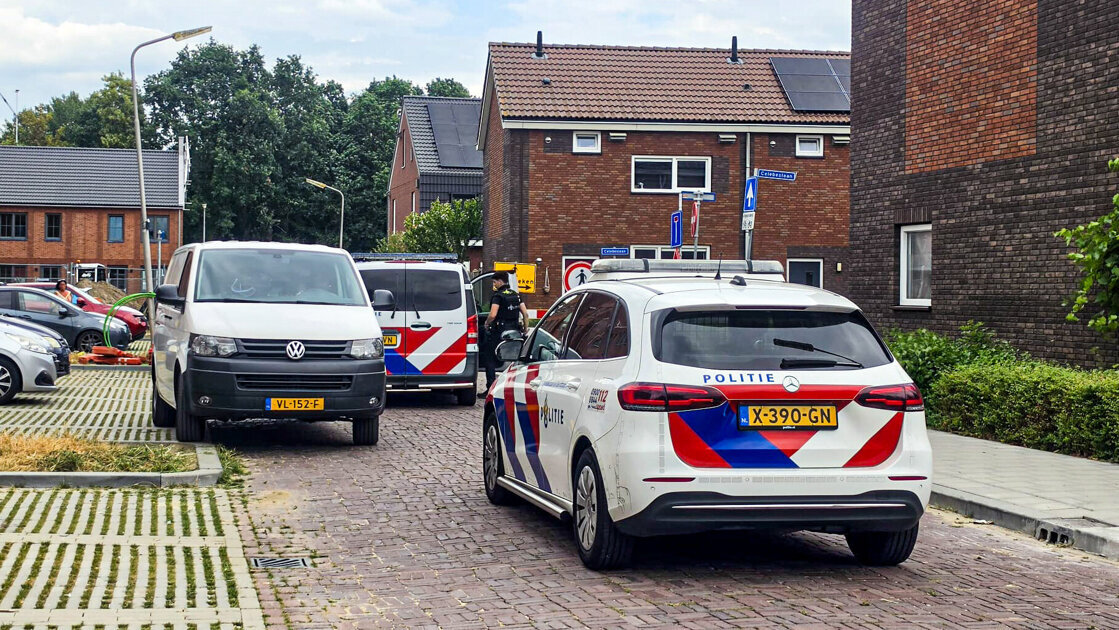 Man aangehouden in huis Zwijndrecht, nepwapen gevonden