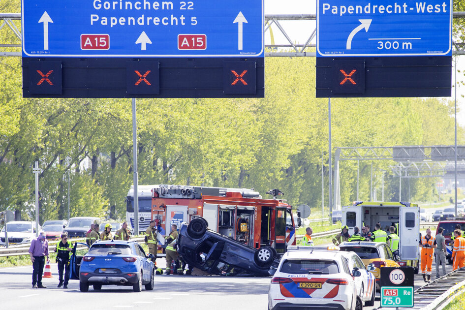 112-nieuws: auto slaat over de kop net na tunnel, veel rook bij brand