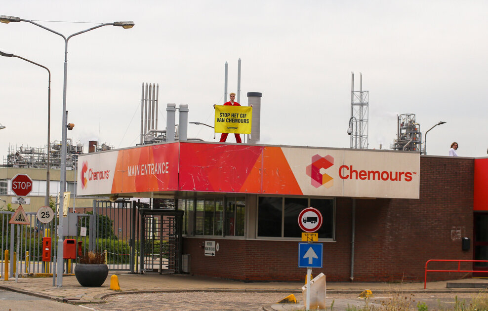 Actievoerders klimmen op dak van Chemours