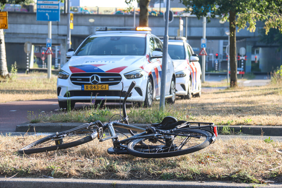 Jonge fietser aangereden op rotonde in Zwijndrecht