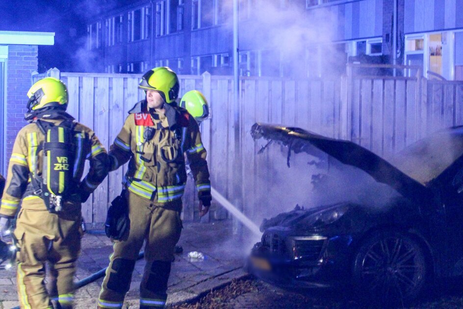 Voorkant van auto in brand in Dubbeldam