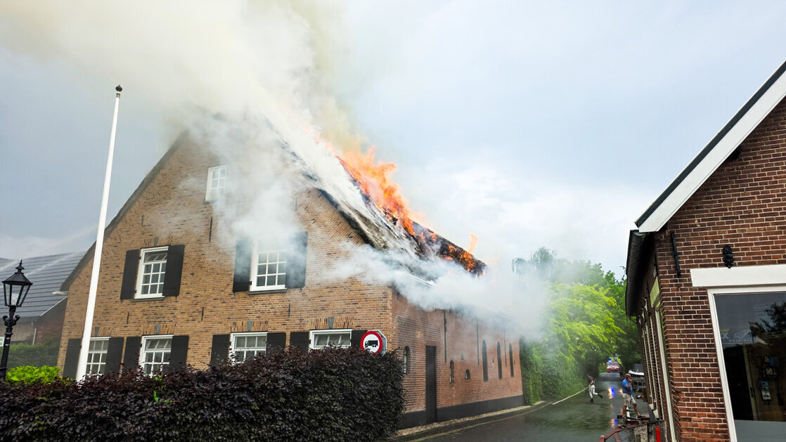 Woonboerderij uitgebrand na blikseminslag