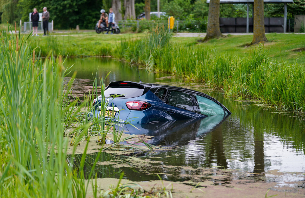 auto in sloot Rid.jpg