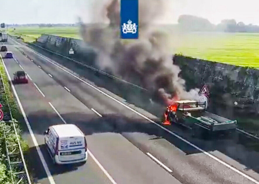 Vlammen slaan uit busje op A27, verkeer wordt omgeleid