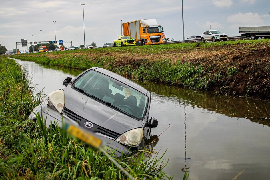 Foutje op snelweg komt bestuurder duur te staan, auto de sloot in