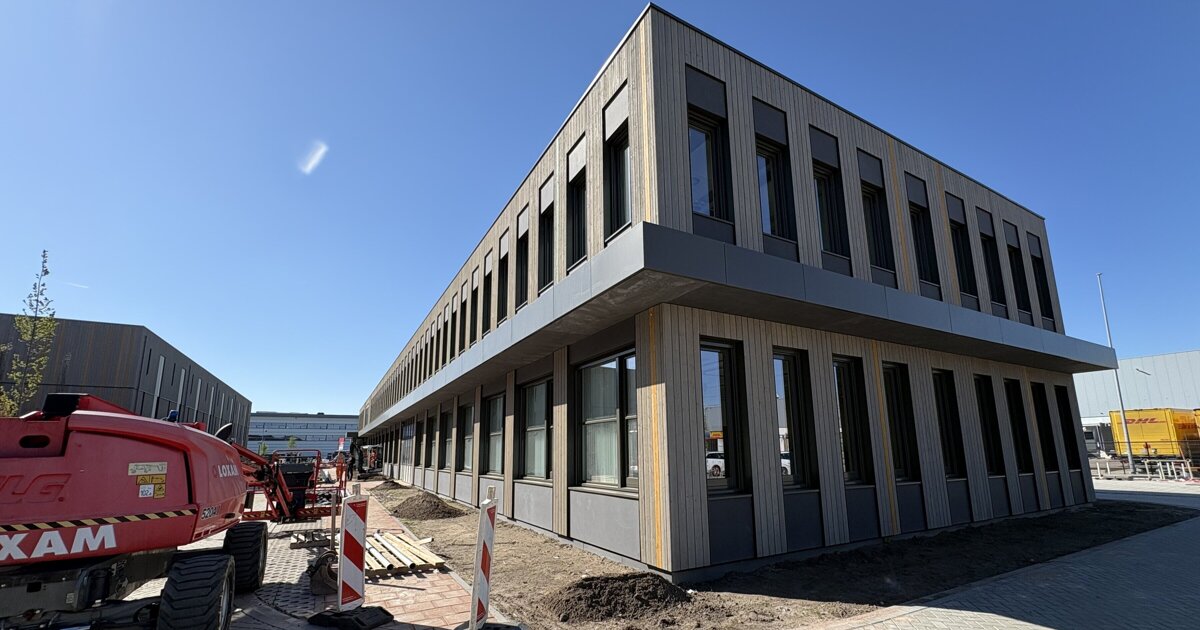 Gloednieuw azc in Dordrecht klaar voor opvang van 580 vluchtelingen