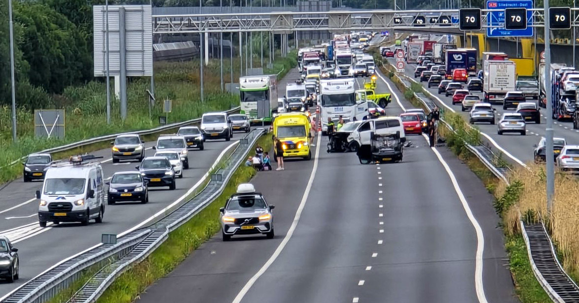 Ongeluk op A15 bij Papendrecht, weg voorlopig dicht