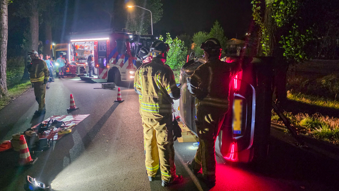 Auto belandt op kant na botsing tegen boom