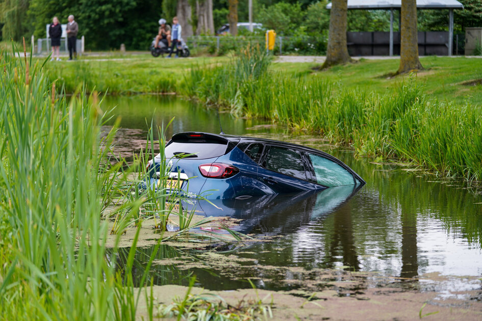 Auto komt in sloot terecht