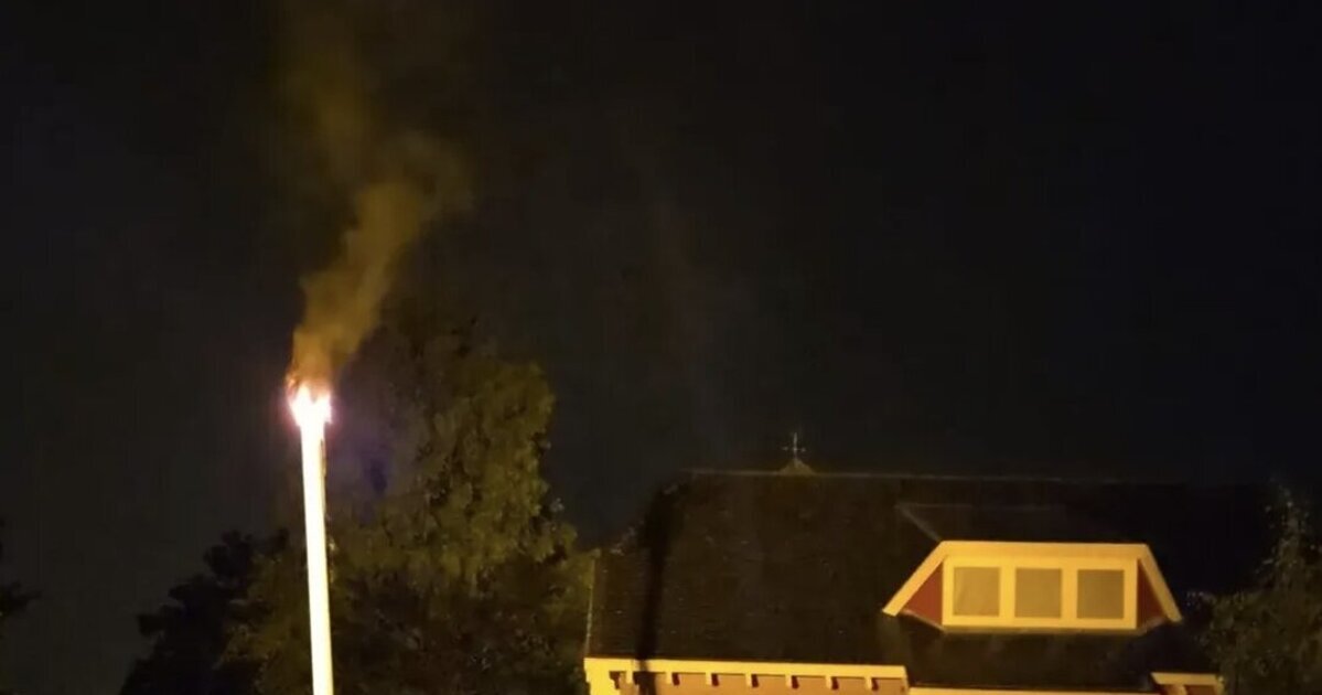 Opvallend stormfilmpje: vlaggenmast naar de bliksem door onweer