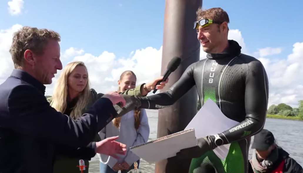 Inwoners verwelkomen Maarten van der Weijden in Nieuwpoort tijdens zwemtocht
