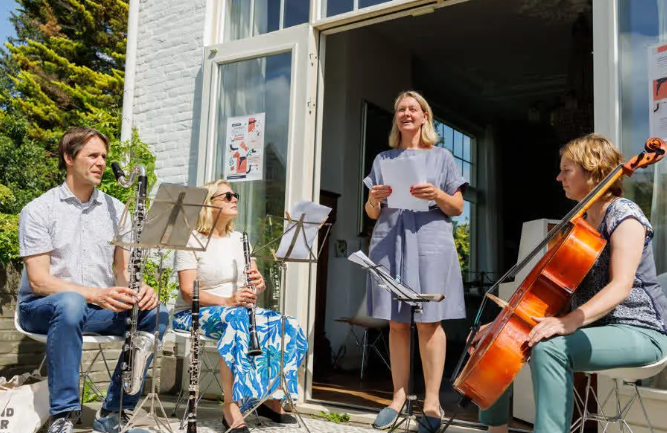 Gluren bij de Buren eerdere editie.png