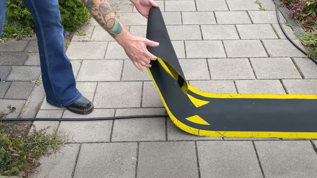 laden elektrische auto stoep