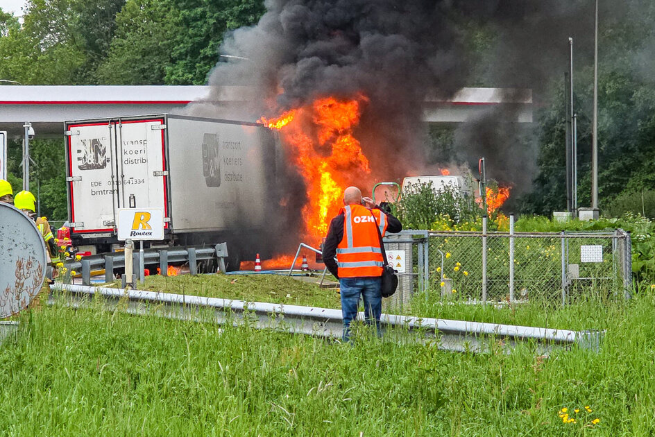 Vrachtwagen en bestelbus in brand bij tankstation langs A16