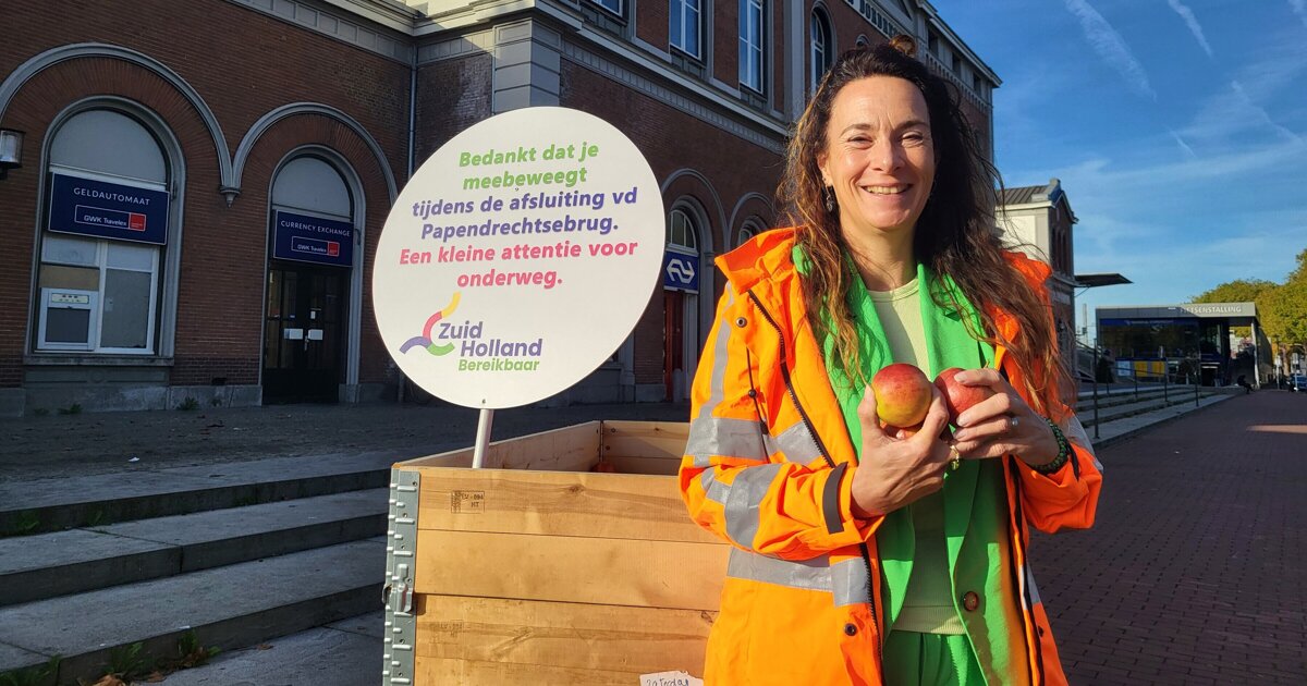 Niet alleen voor de dorst, ook als troost: Rijkswaterstaat bedankt reizigers en deelt appels uit