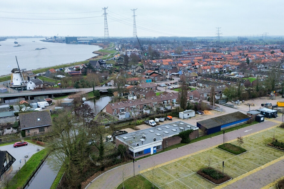 Bekladdingen met hakenkruizen in Israëlische vlag, gemeente doet aangifte