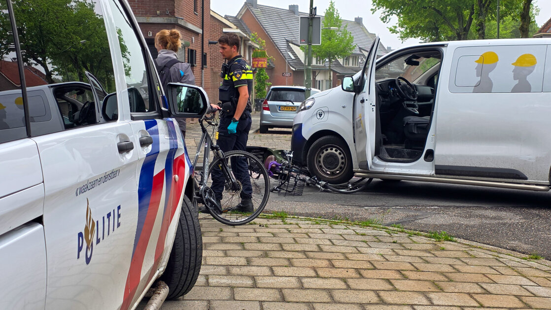 Fiets klem onder bedrijfsbus na aanrijding in Krispijn