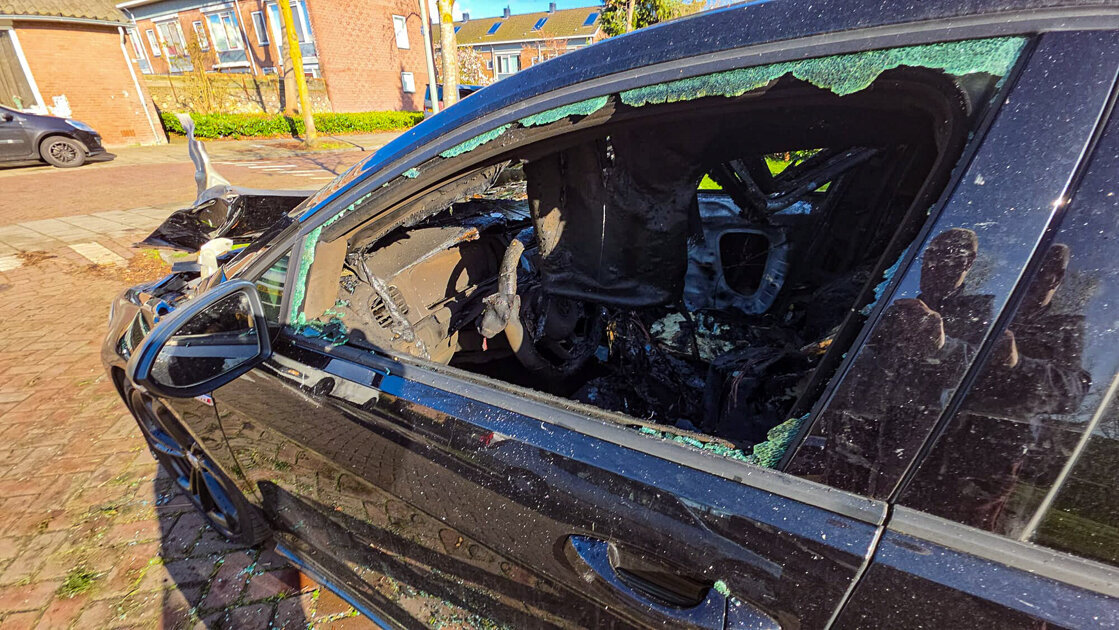 Het was even rustig, nu is het weer zover: een autobrand in Dordrecht