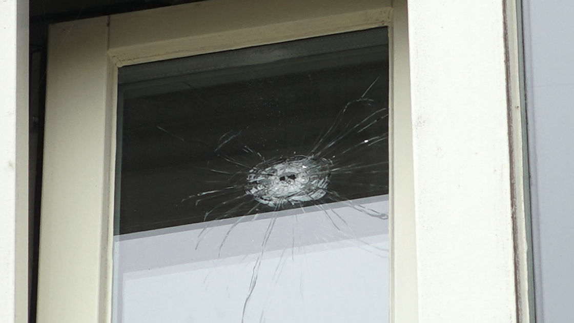 Kogelgat in raam van appartement