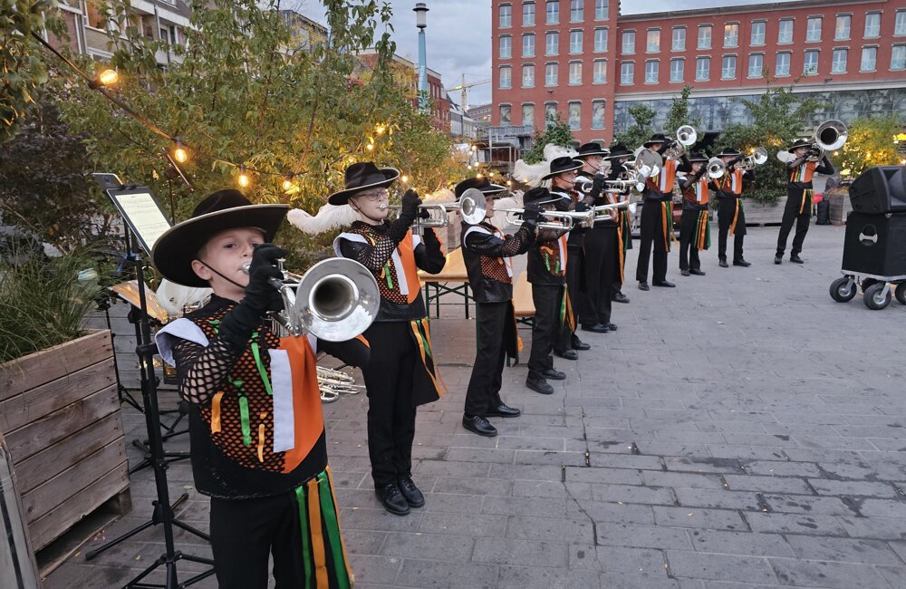 optreden jubal statenplein.jpg