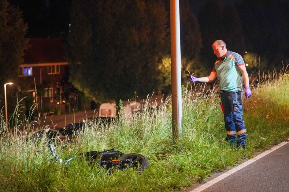Man botst tegen lantaarnpaal op dijk en raakt zwaargewond