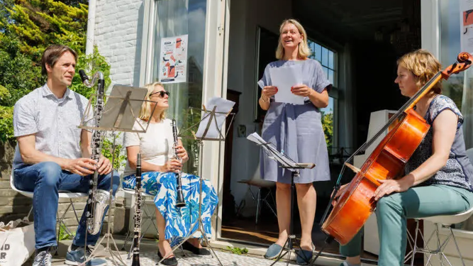 Gluren bij de Buren eerdere editie.png