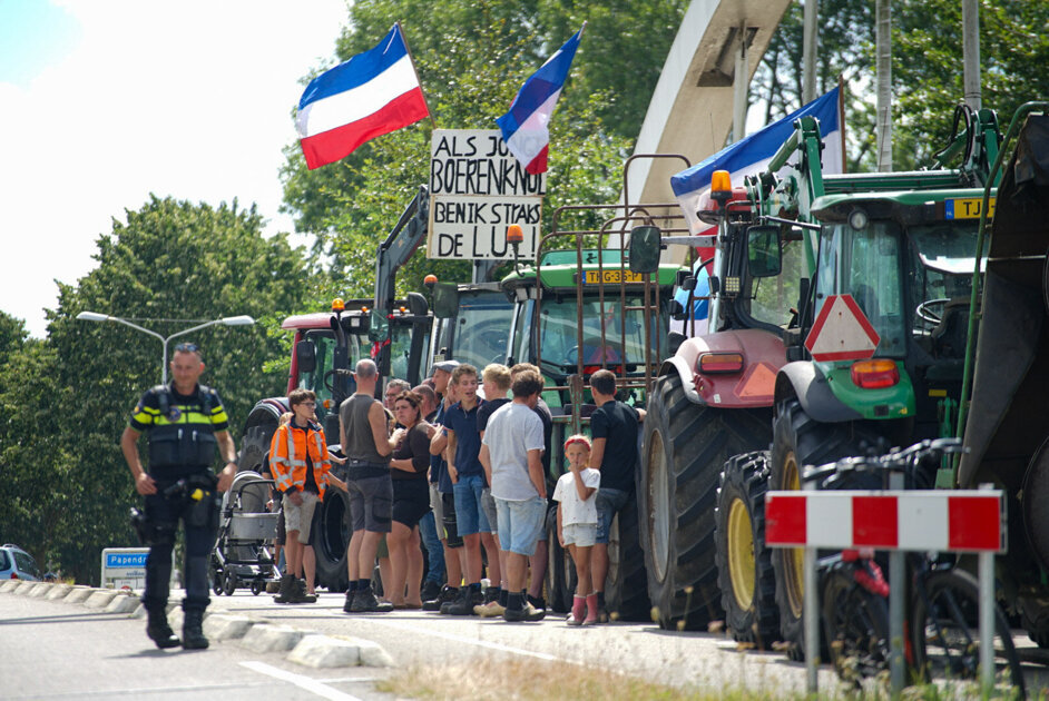 Boeren demonstreren op viaduct boven A15 tegen stikstofplannen