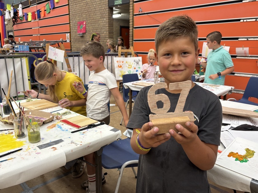 Speel-In Hardinxveld-Giessendam trekt honderden kinderen: ‘Ieder kind kan hier gewoon lekker kind zi
