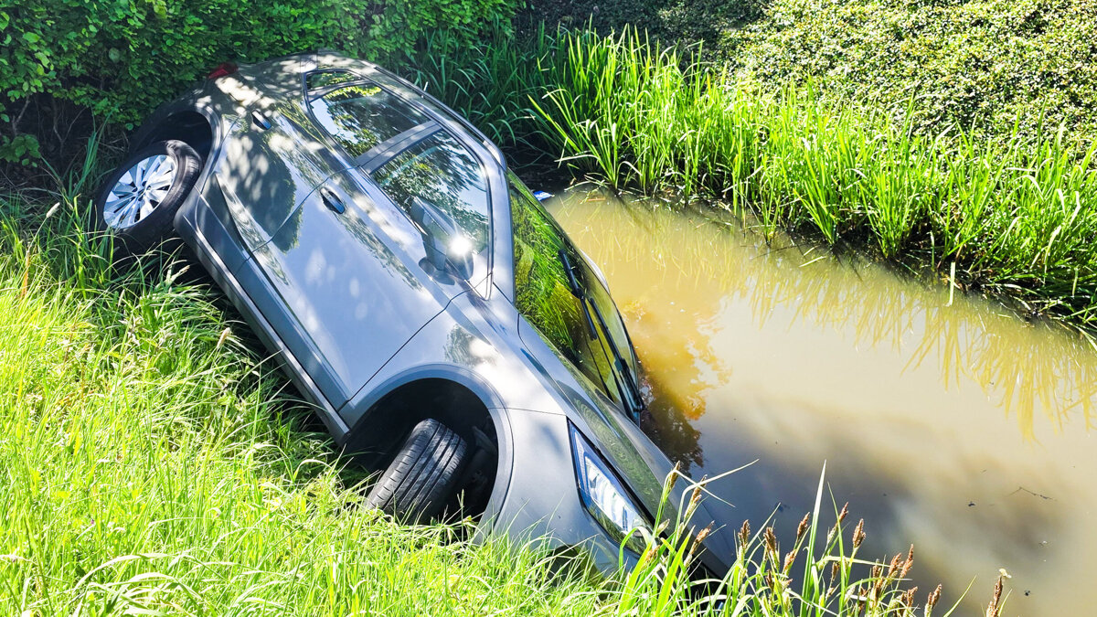 auto in water