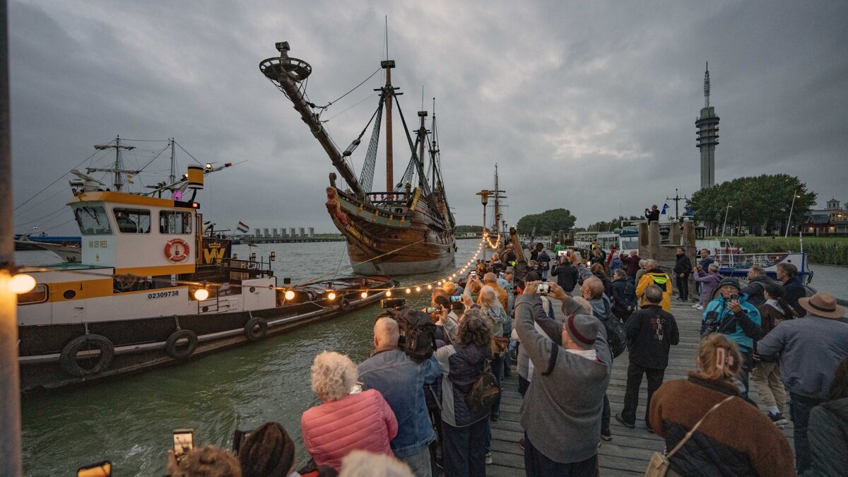 Batavia komt los van de steiger - ovv van Aalst Fotografie
