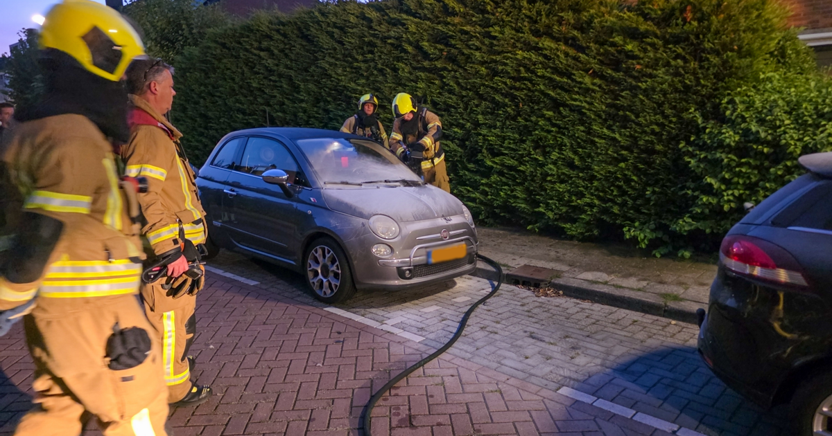 Auto in brand gestoken in Hendrik-Ido-Ambacht, politie zoekt verdachte