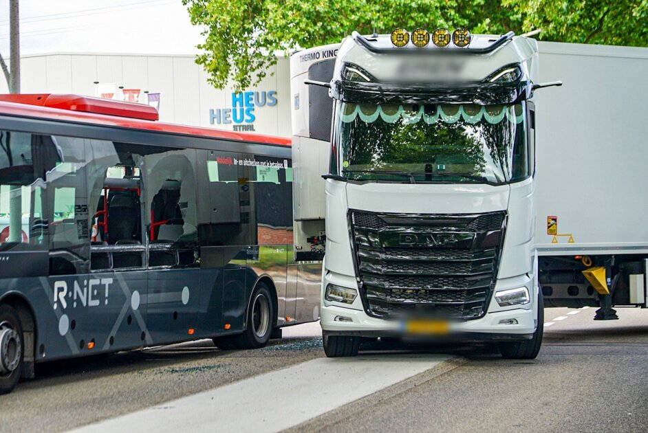 Vrachtwagen ramt lijnbus, ruiten gesneuveld