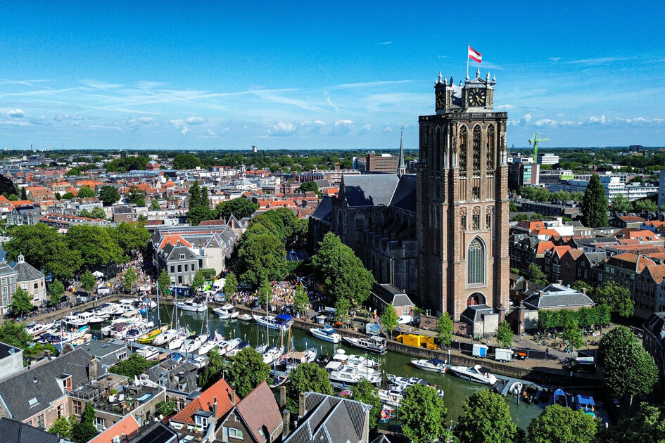 Steiger rond toren Grote Kerk vanwege grootschalige restauratie