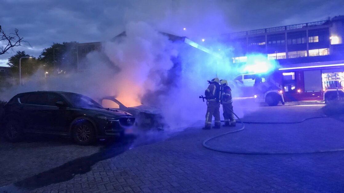 Twee geparkeerde auto's in vlammen op, mogelijk opzet