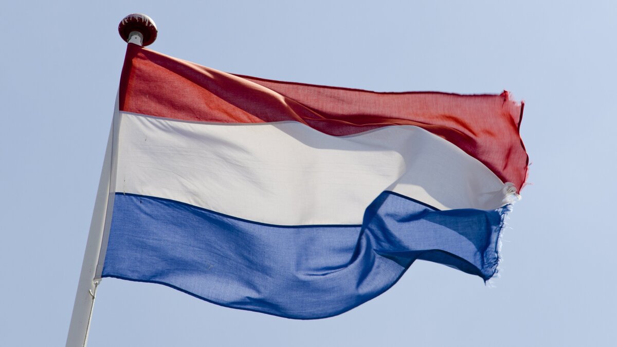 foto wapperende nederlandse vlag