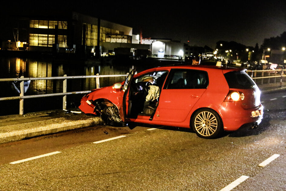 Auto zwaar beschadigd na crash; twee mannen met alcohol op zeggen niet te hebben gereden