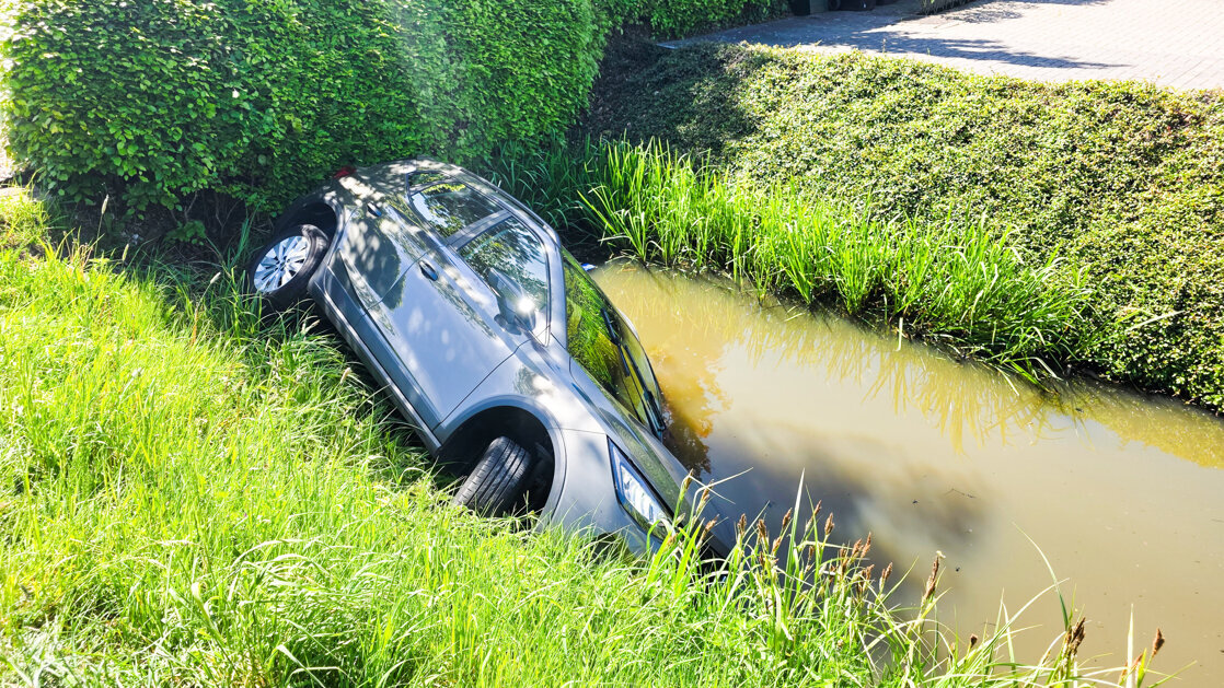 Auto in de sloot, bestuurder loopt nat pak op